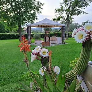 https://lo-stucchio.it-tuscanyhotel.com