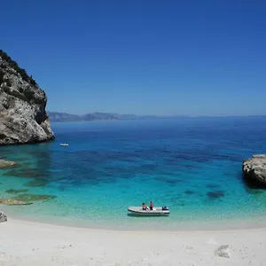 https://la-casa-gialla-cala-gonone.in-sardinia.net